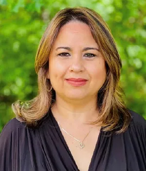 Dra. Mae Lynn Reyes-Rodríguez - Profesora Clínica